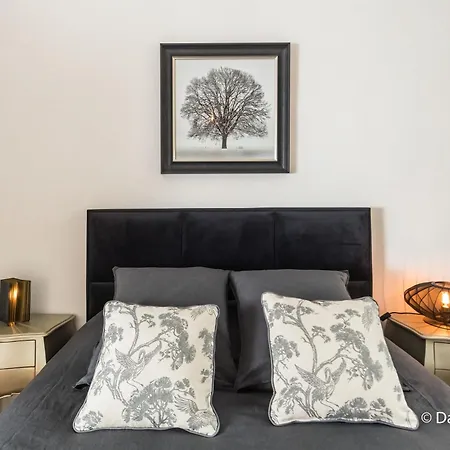 Mana - Mahana Avec Vue Superbe Sur La Place Ducale Et Parking Privé Inclus Apartamento